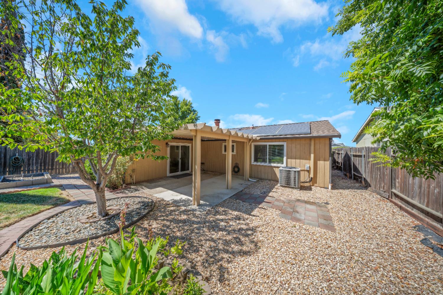 Picture for the property 226091372, 3 beds, 2 baths