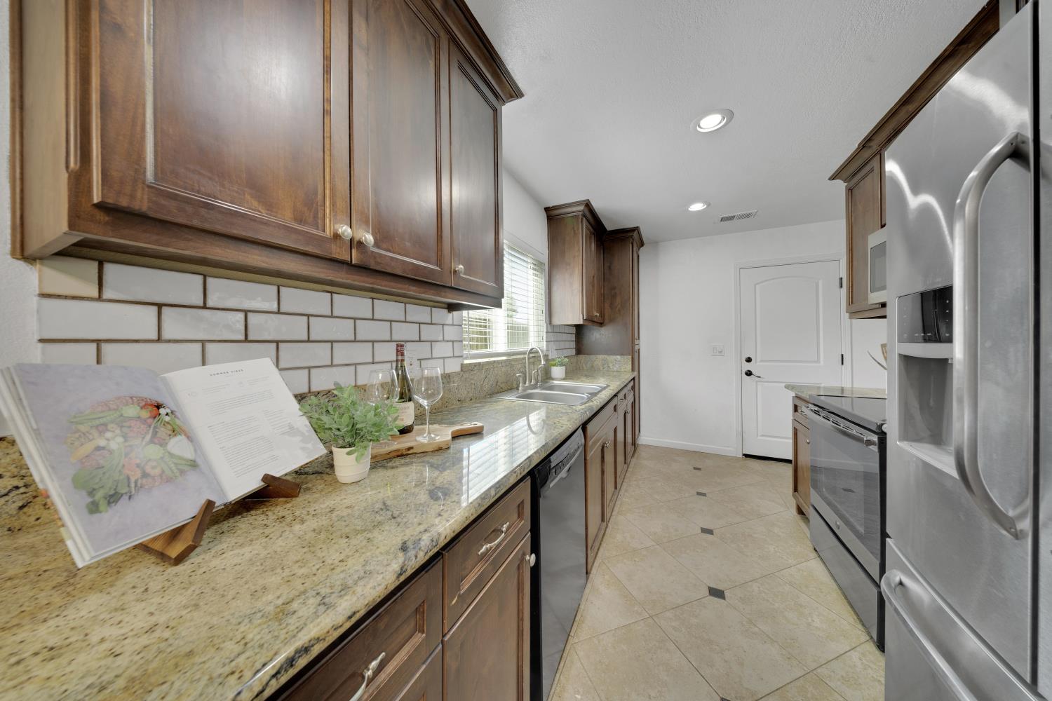 Picture for the property 226091372, 3 beds, 2 baths