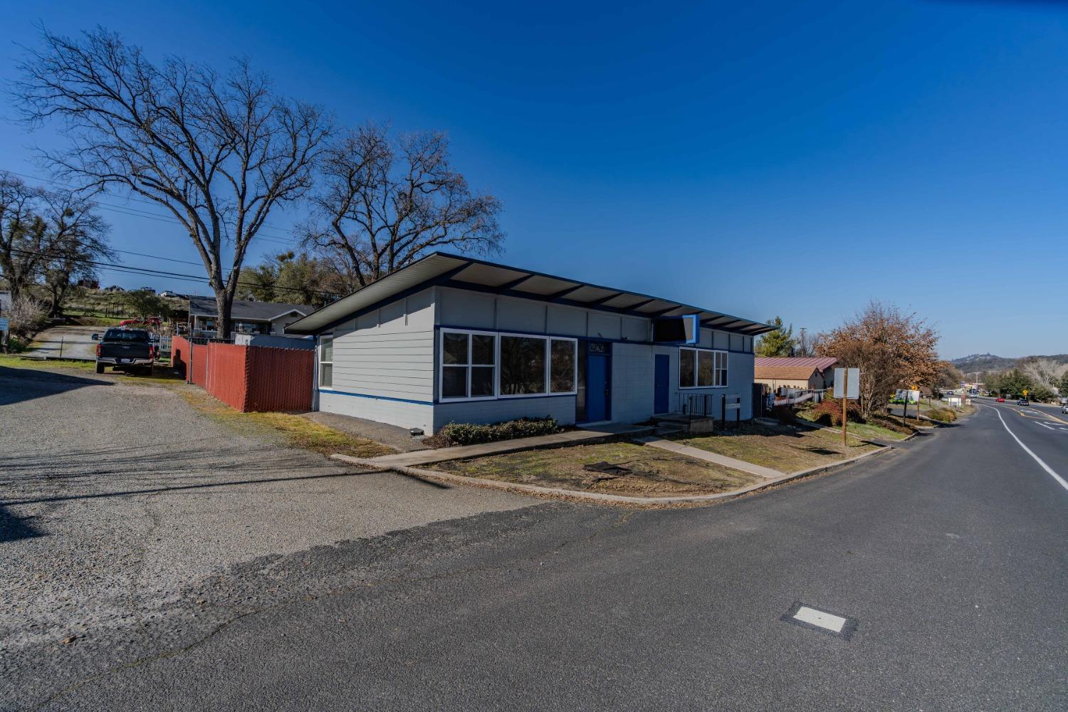 596 E St. Charles St.