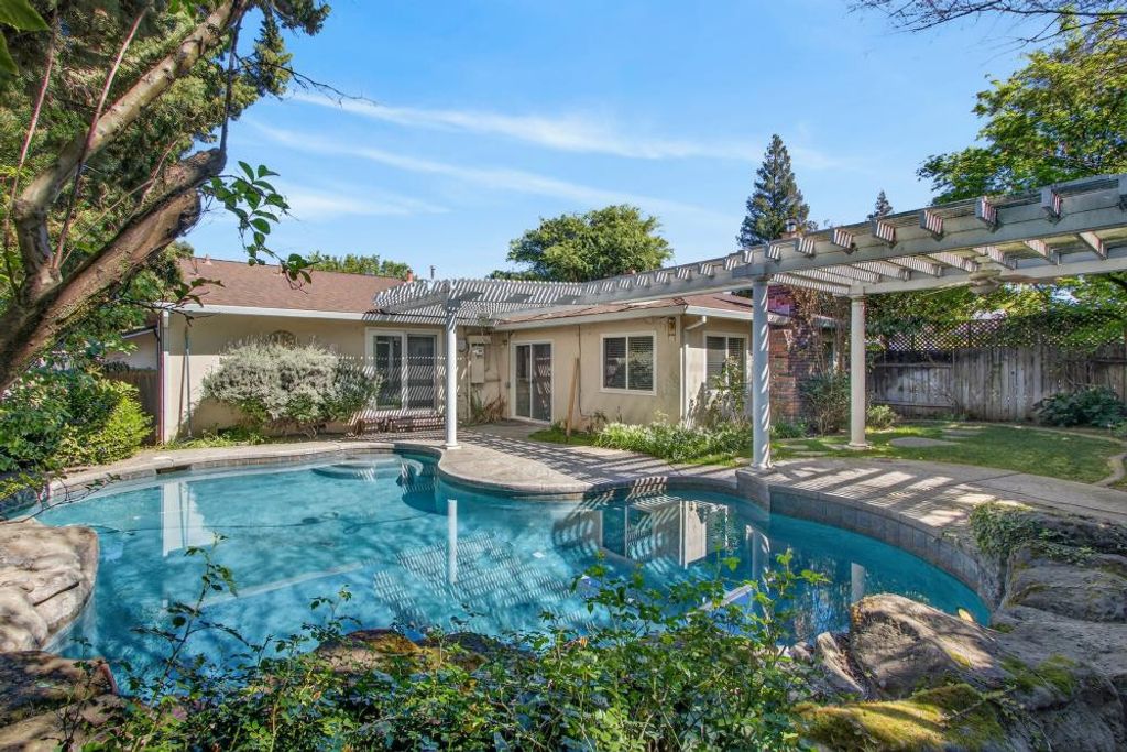 Photo of 9184 Condesa Drive, Sacramento, CA 95826 (MLS # 226032827)