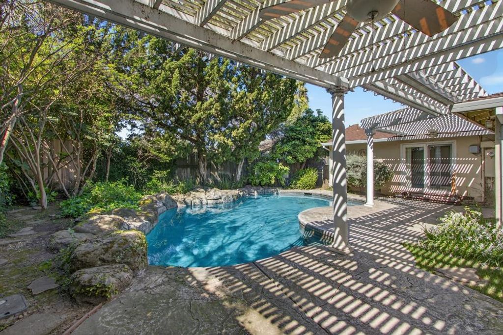 Photo of 9184 Condesa Drive, Sacramento, CA 95826 (MLS # 226032827)