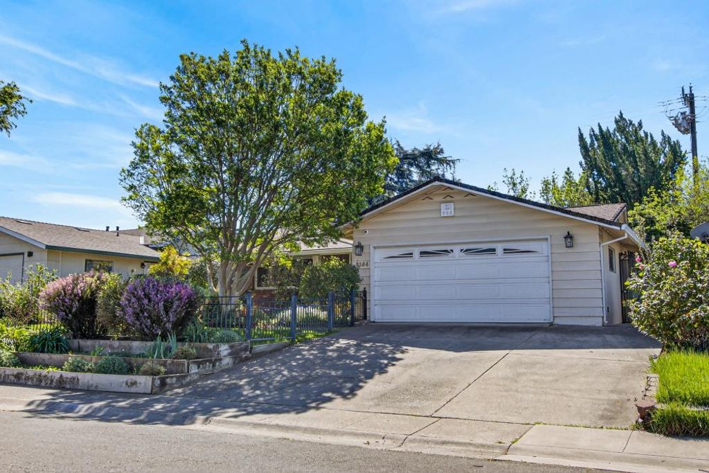 Photo of 9184 Condesa Drive, Sacramento, CA 95826 (MLS # 226032827)
