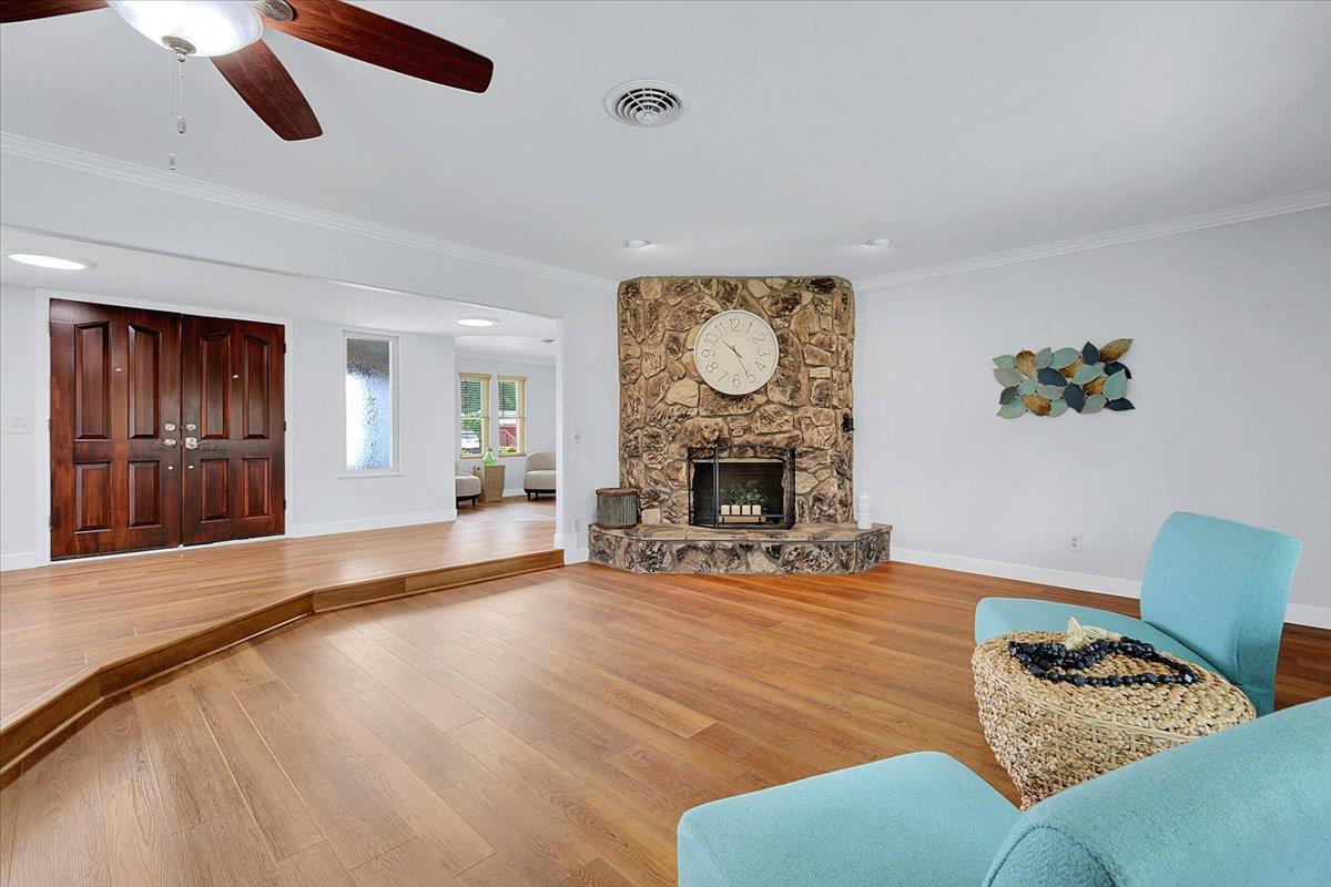 1570 Elizabeth Lane