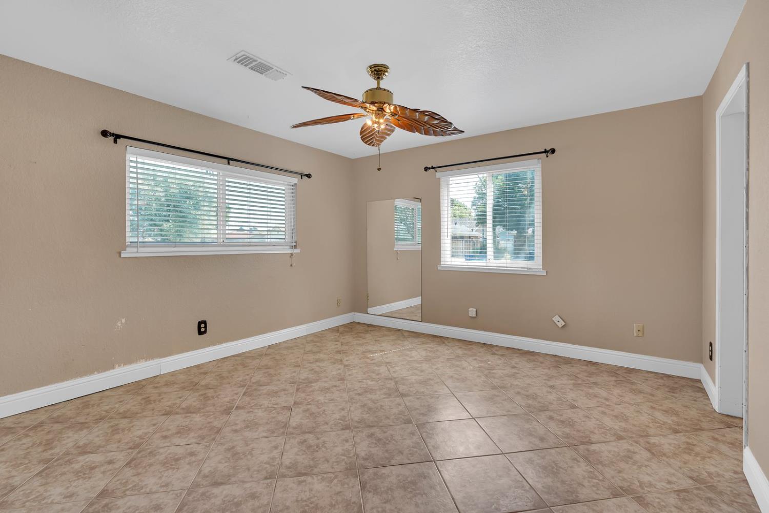 Los Banos, California 93635, United States, 4 Bedrooms Bedrooms, ,2 BathroomsBathrooms,Residential,Pending,135126