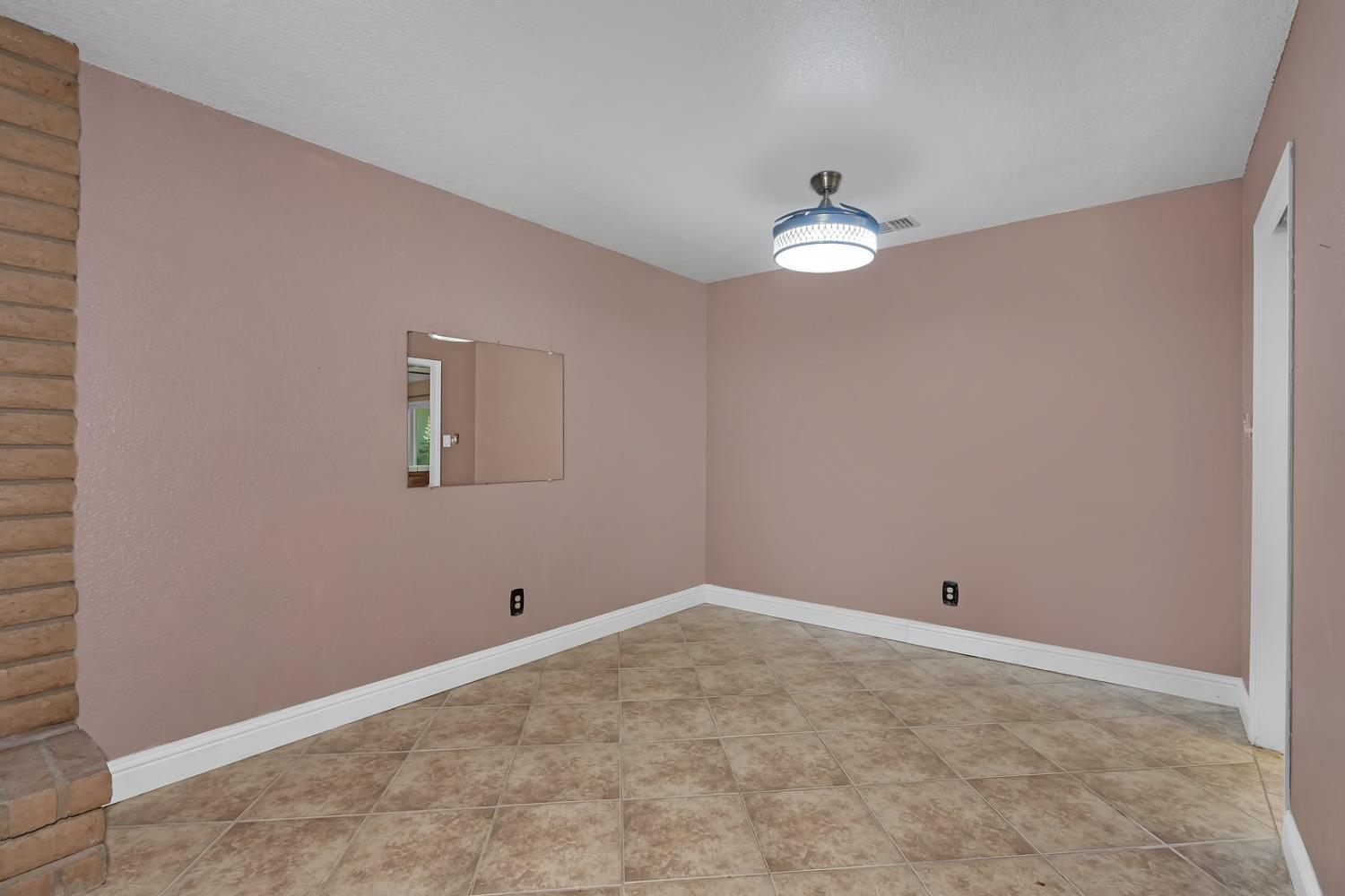 Los Banos, California 93635, United States, 4 Bedrooms Bedrooms, ,2 BathroomsBathrooms,Residential,Pending,135126