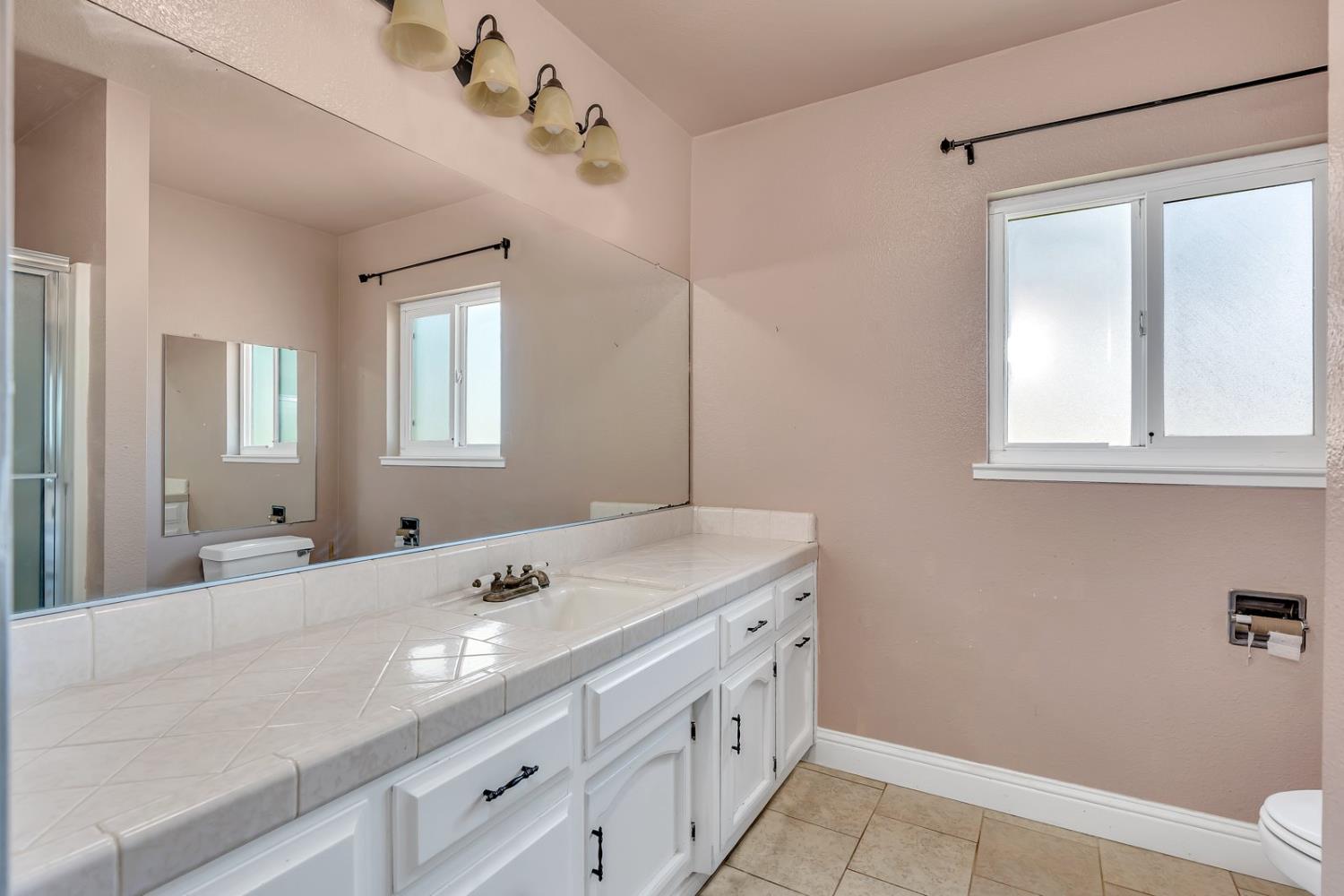 Los Banos, California 93635, United States, 4 Bedrooms Bedrooms, ,2 BathroomsBathrooms,Residential,Pending,135126