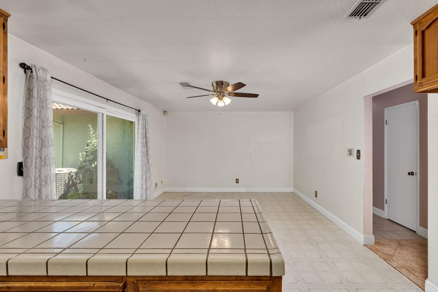 Los Banos, California 93635, United States, 4 Bedrooms Bedrooms, ,2 BathroomsBathrooms,Residential,Pending,135126