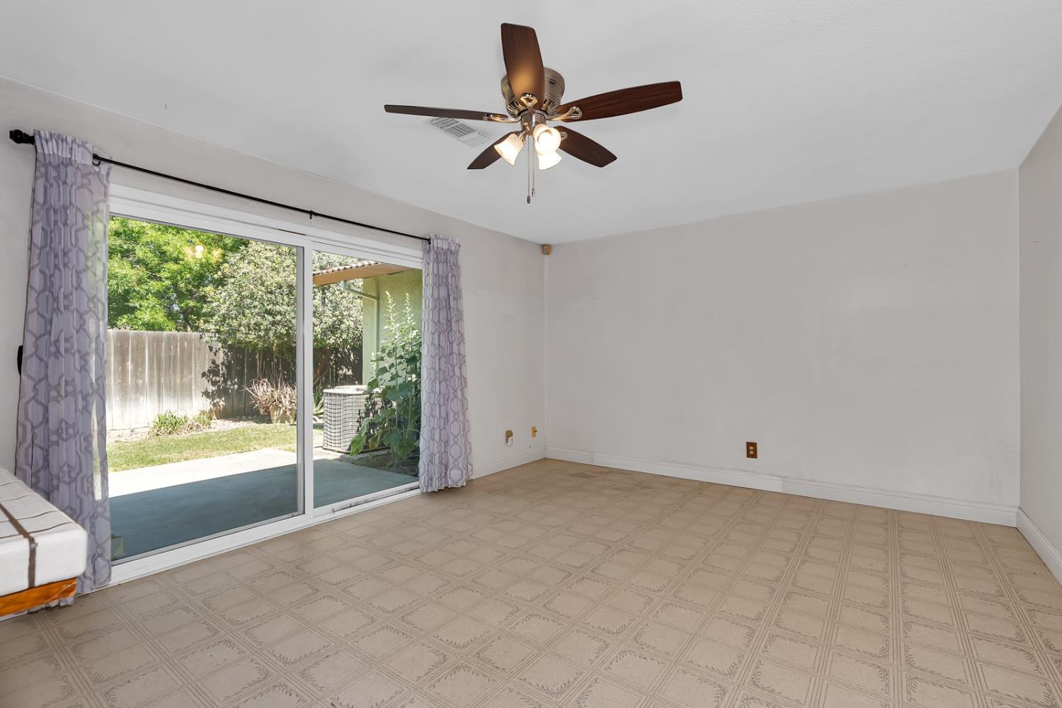 Los Banos, California 93635, United States, 4 Bedrooms Bedrooms, ,2 BathroomsBathrooms,Residential,Pending,135126