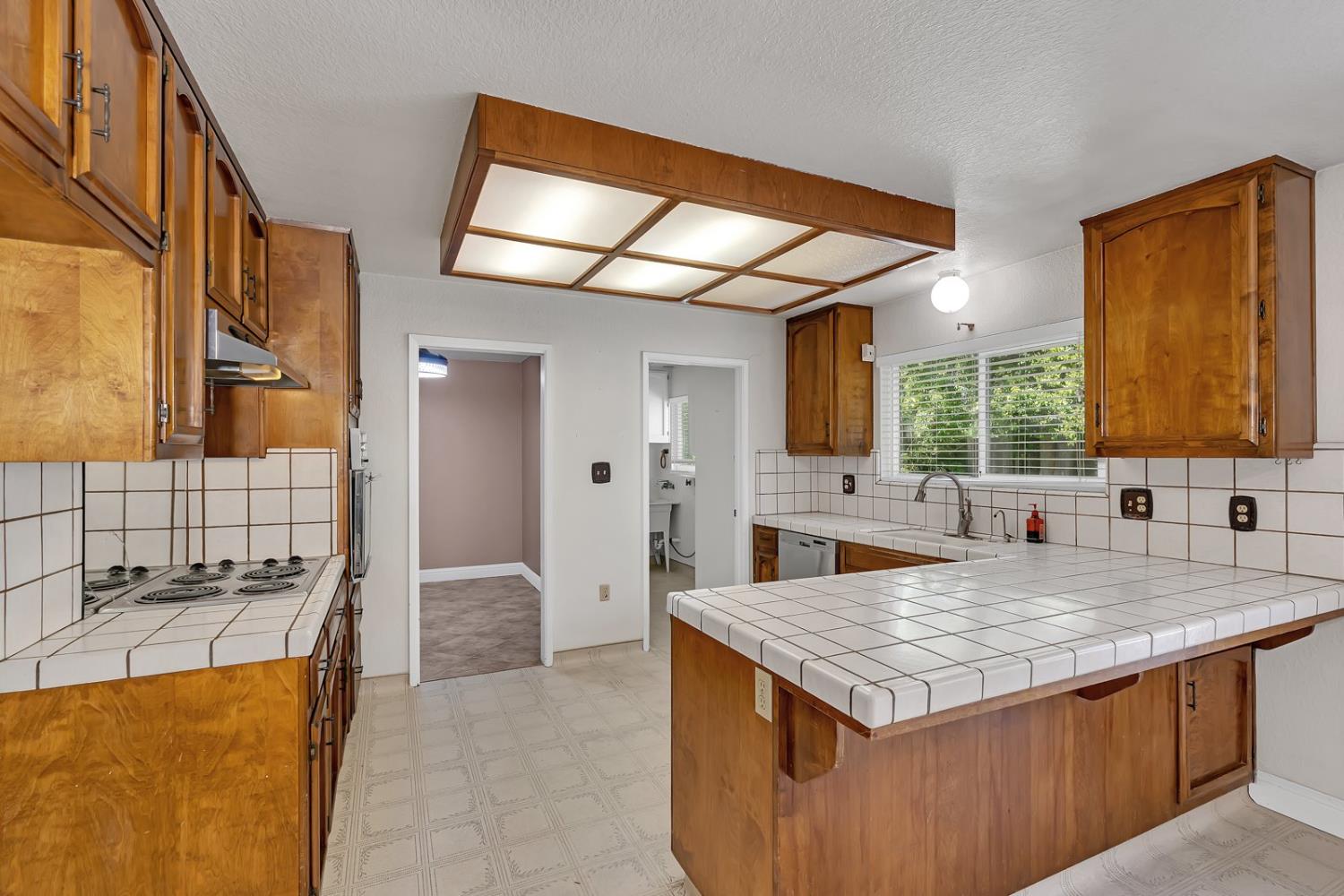 Los Banos, California 93635, United States, 4 Bedrooms Bedrooms, ,2 BathroomsBathrooms,Residential,Pending,135126