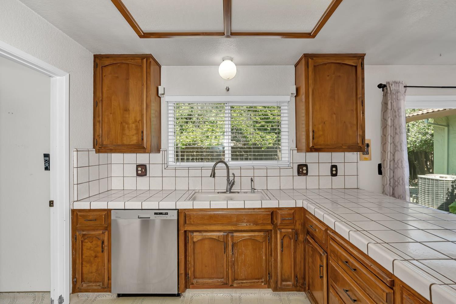 Los Banos, California 93635, United States, 4 Bedrooms Bedrooms, ,2 BathroomsBathrooms,Residential,Pending,135126