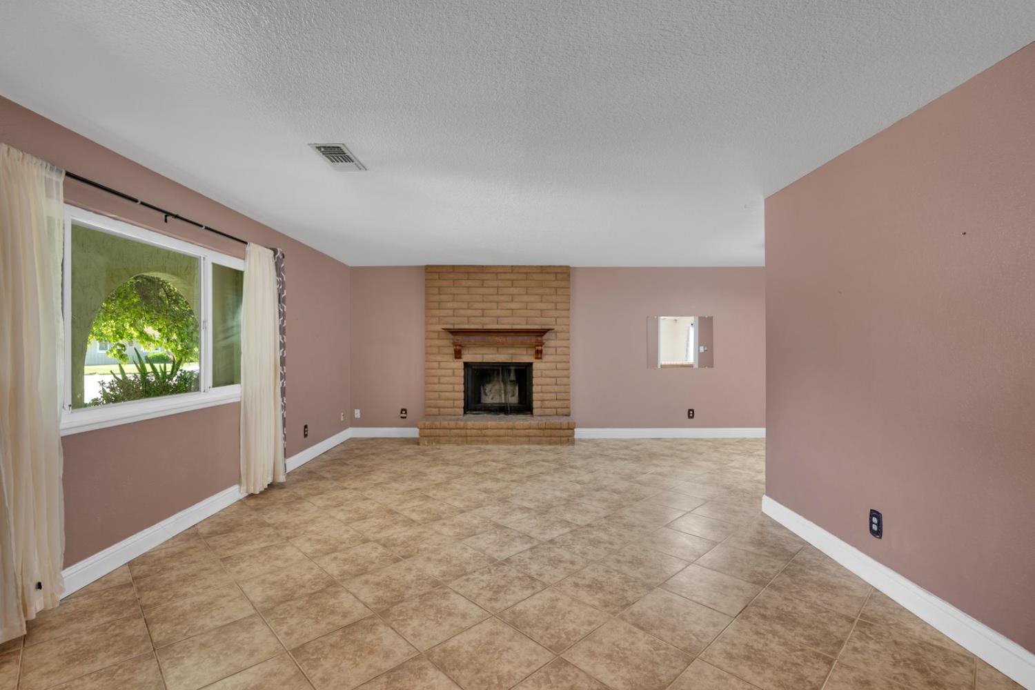 Los Banos, California 93635, United States, 4 Bedrooms Bedrooms, ,2 BathroomsBathrooms,Residential,Pending,135126