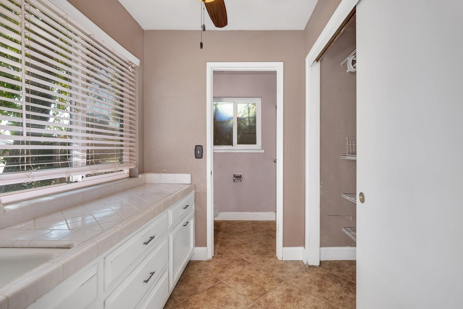 Los Banos, California 93635, United States, 4 Bedrooms Bedrooms, ,2 BathroomsBathrooms,Residential,Pending,135126