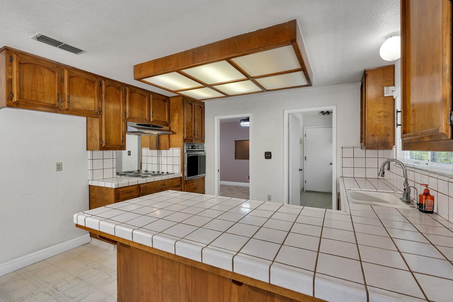 Los Banos, California 93635, United States, 4 Bedrooms Bedrooms, ,2 BathroomsBathrooms,Residential,Pending,135126