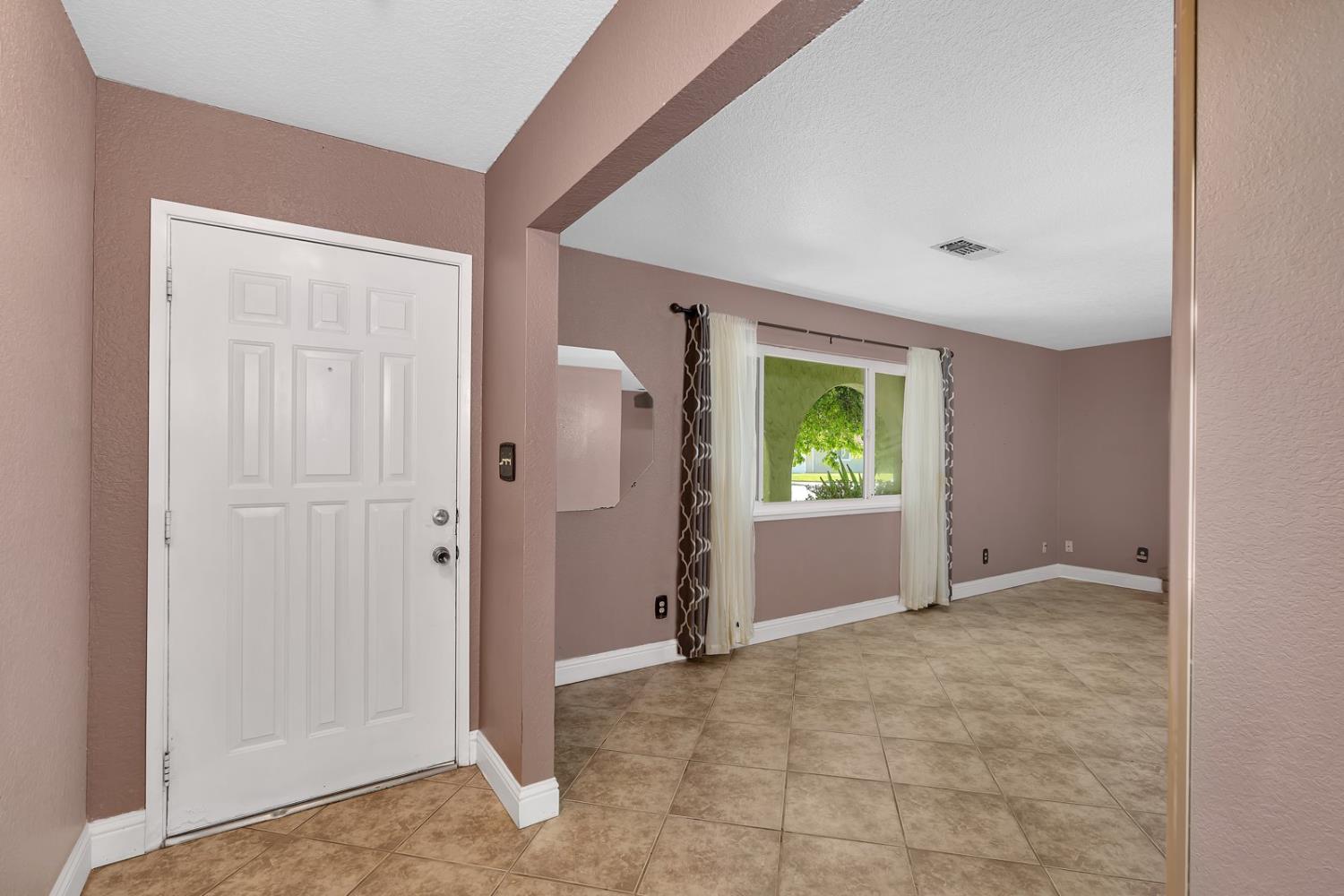 Los Banos, California 93635, United States, 4 Bedrooms Bedrooms, ,2 BathroomsBathrooms,Residential,Pending,135126