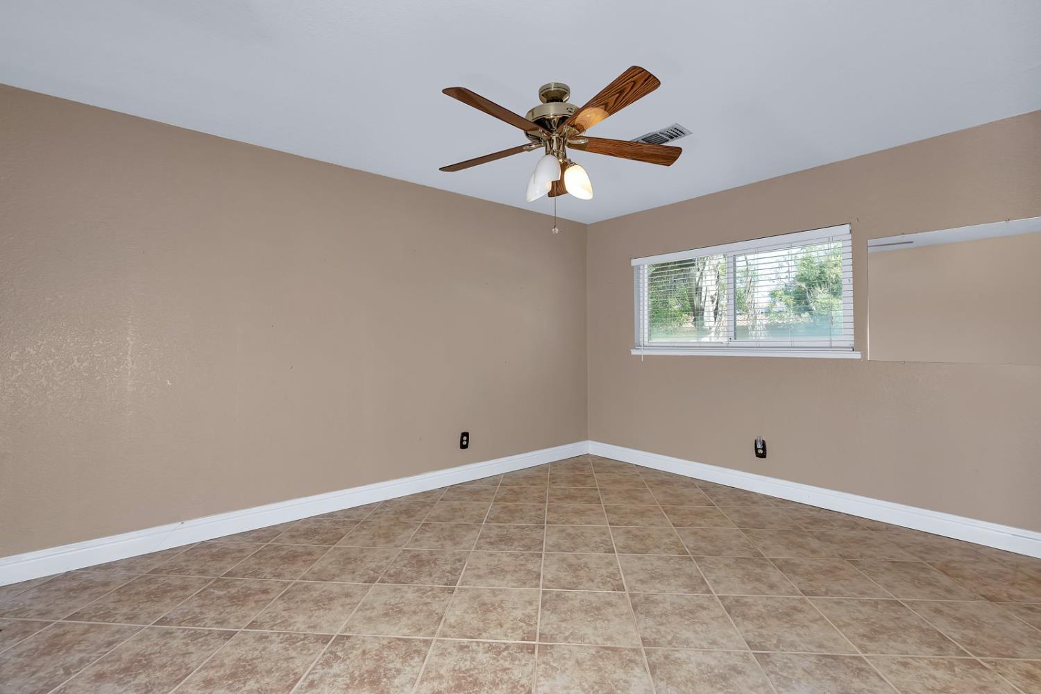 Los Banos, California 93635, United States, 4 Bedrooms Bedrooms, ,2 BathroomsBathrooms,Residential,Pending,135126