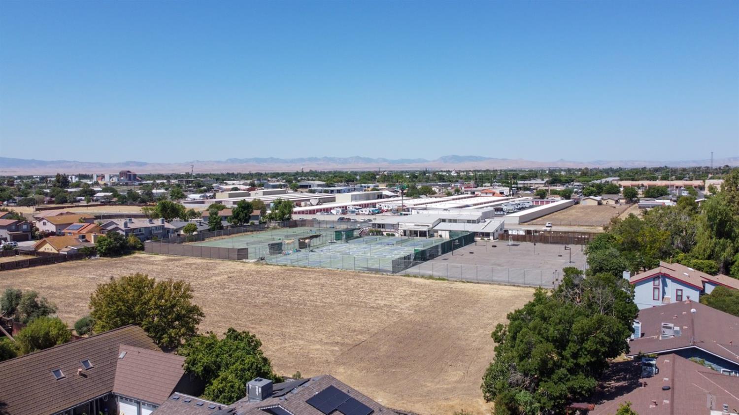 Los Banos, California 93635, United States, 4 Bedrooms Bedrooms, ,2 BathroomsBathrooms,Residential,Pending,135126