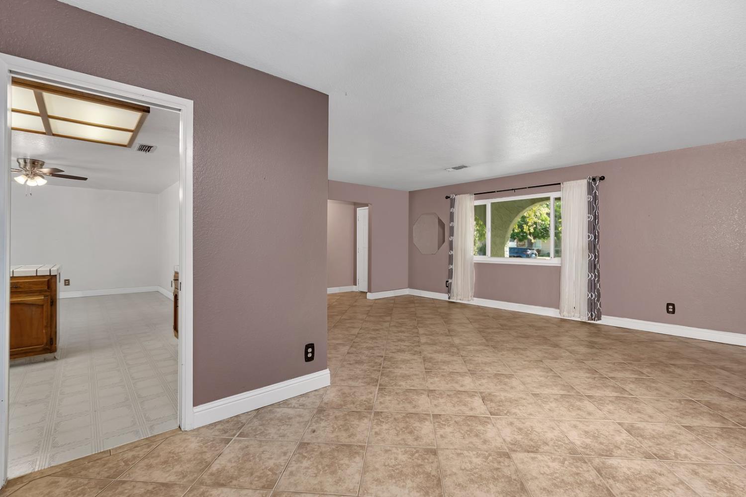 Los Banos, California 93635, United States, 4 Bedrooms Bedrooms, ,2 BathroomsBathrooms,Residential,Pending,135126