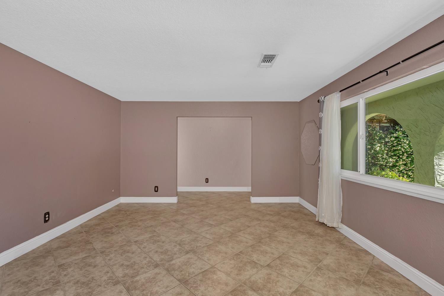 Los Banos, California 93635, United States, 4 Bedrooms Bedrooms, ,2 BathroomsBathrooms,Residential,Pending,135126