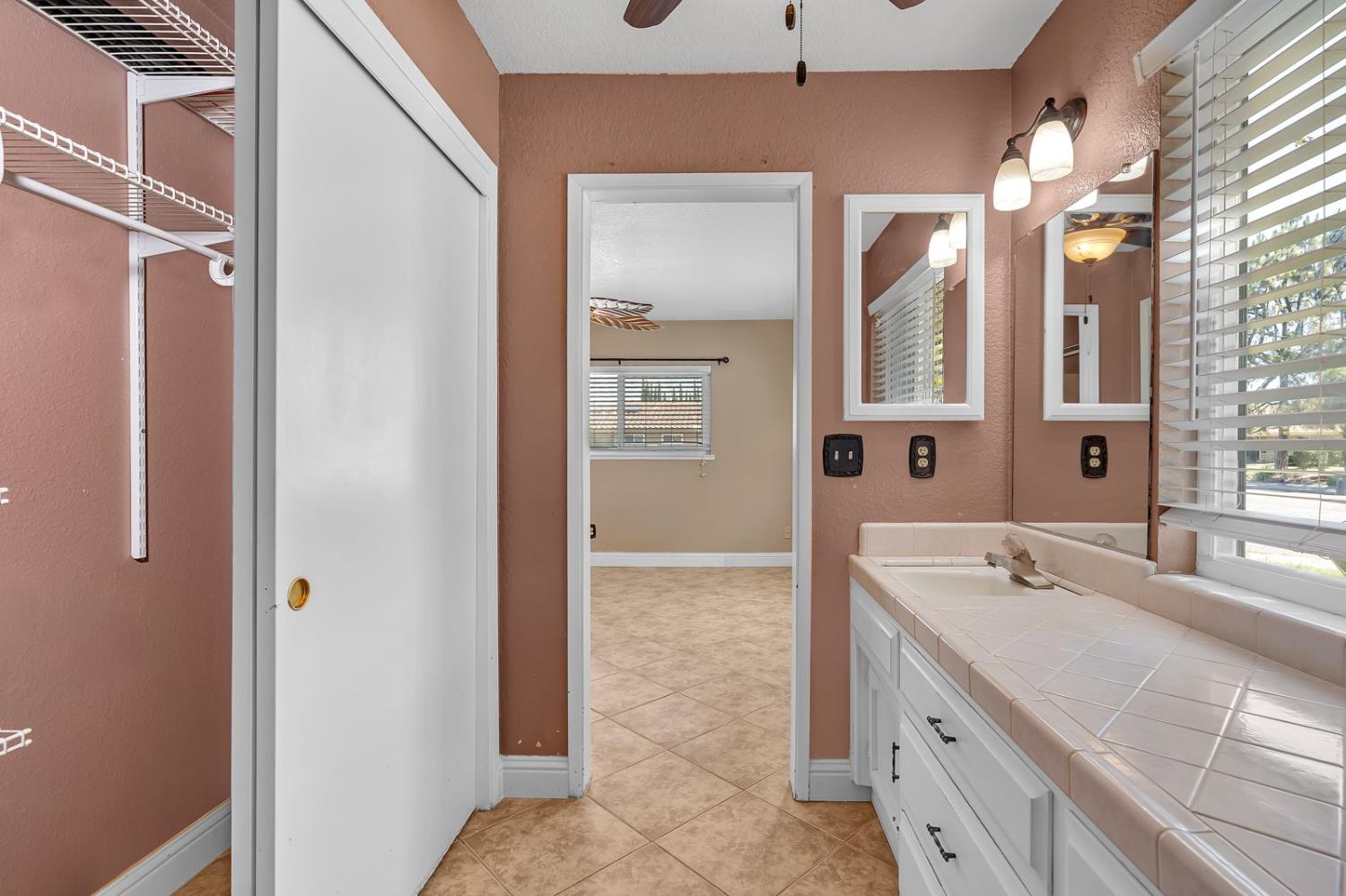 Los Banos, California 93635, United States, 4 Bedrooms Bedrooms, ,2 BathroomsBathrooms,Residential,Pending,135126