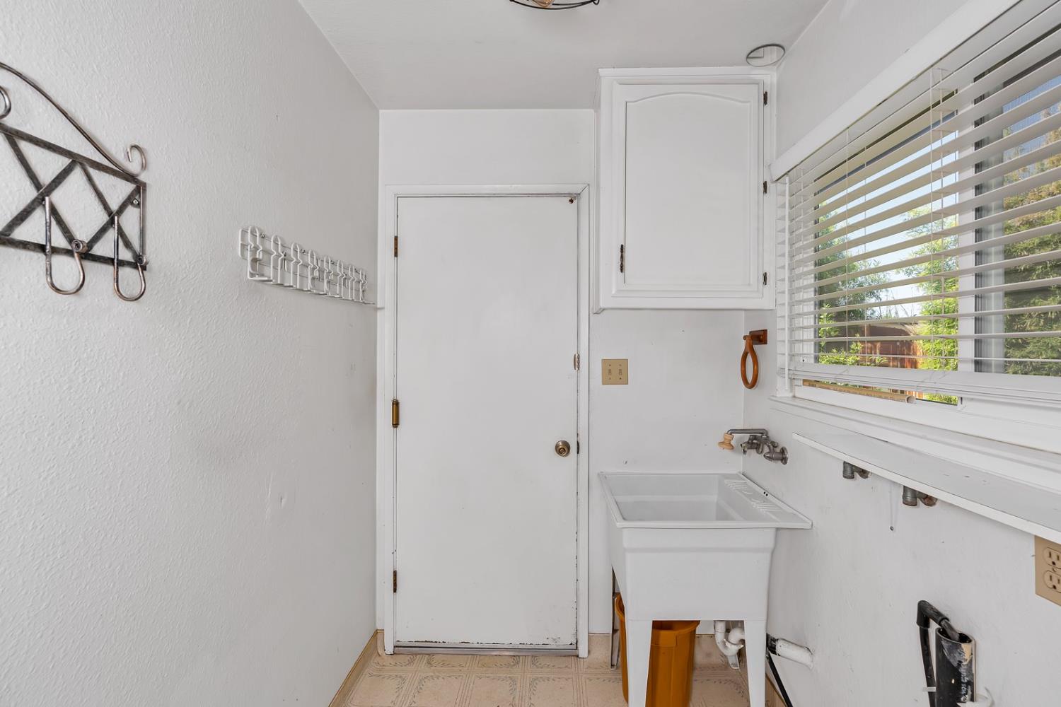 Los Banos, California 93635, United States, 4 Bedrooms Bedrooms, ,2 BathroomsBathrooms,Residential,Pending,135126