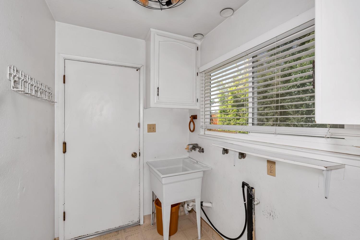 Los Banos, California 93635, United States, 4 Bedrooms Bedrooms, ,2 BathroomsBathrooms,Residential,Pending,135126