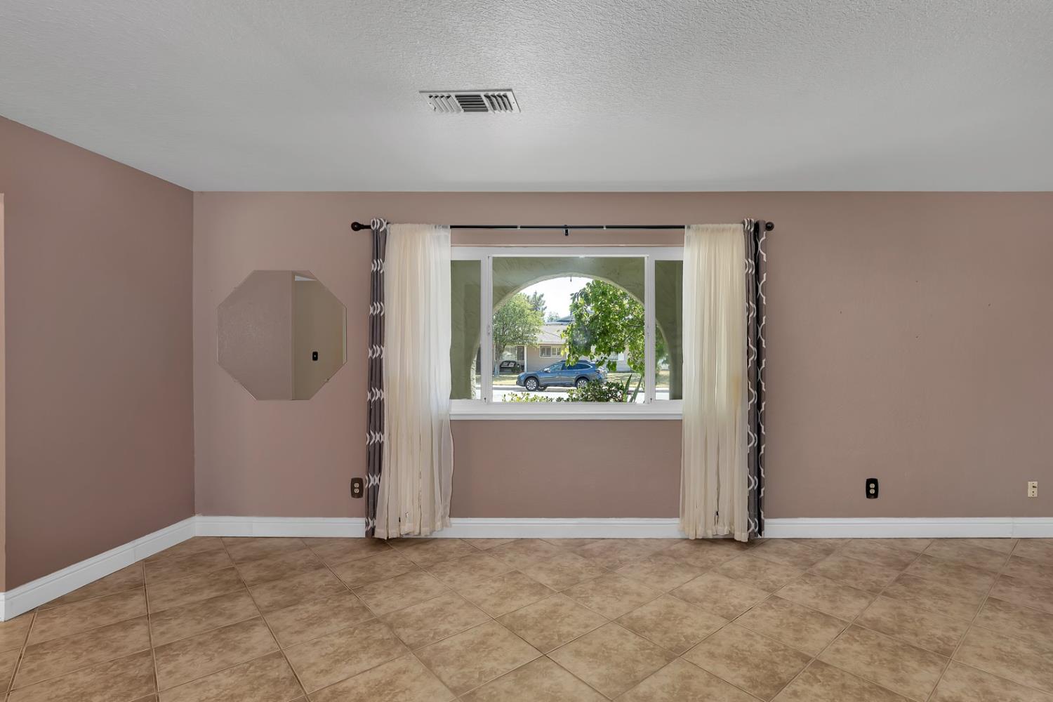 Los Banos, California 93635, United States, 4 Bedrooms Bedrooms, ,2 BathroomsBathrooms,Residential,Pending,135126