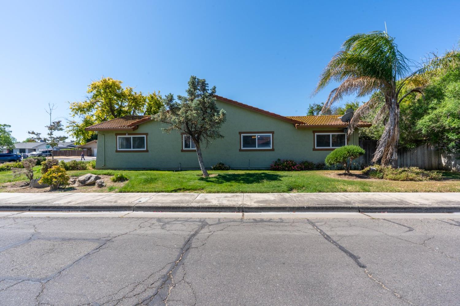 Los Banos, California 93635, United States, 4 Bedrooms Bedrooms, ,2 BathroomsBathrooms,Residential,Pending,135126