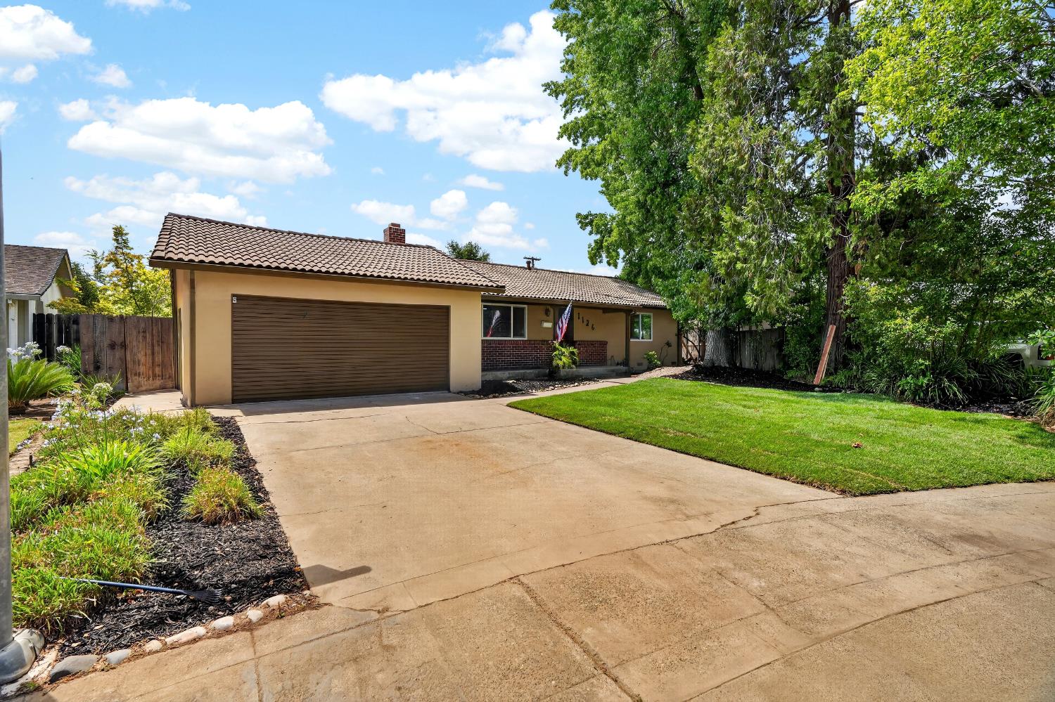 1126 Lakehome Drive