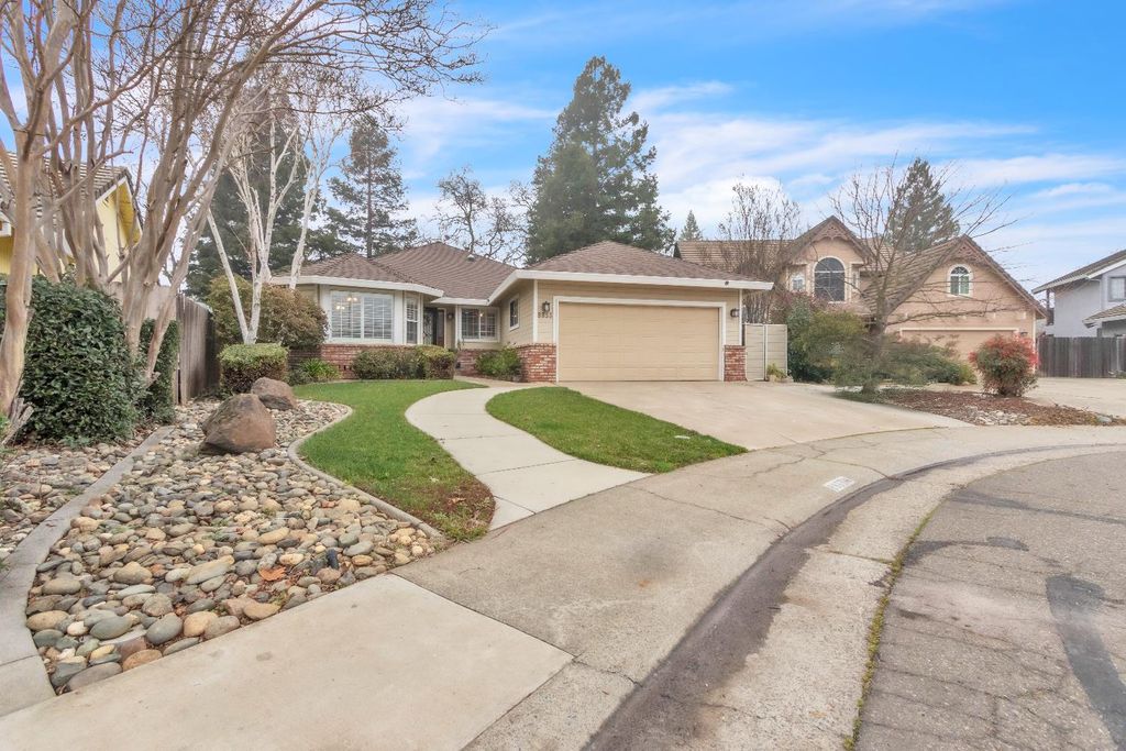 Photo of 8833 Aquarius Avenue, Elk Grove, CA 95624 (MLS # 226003431)