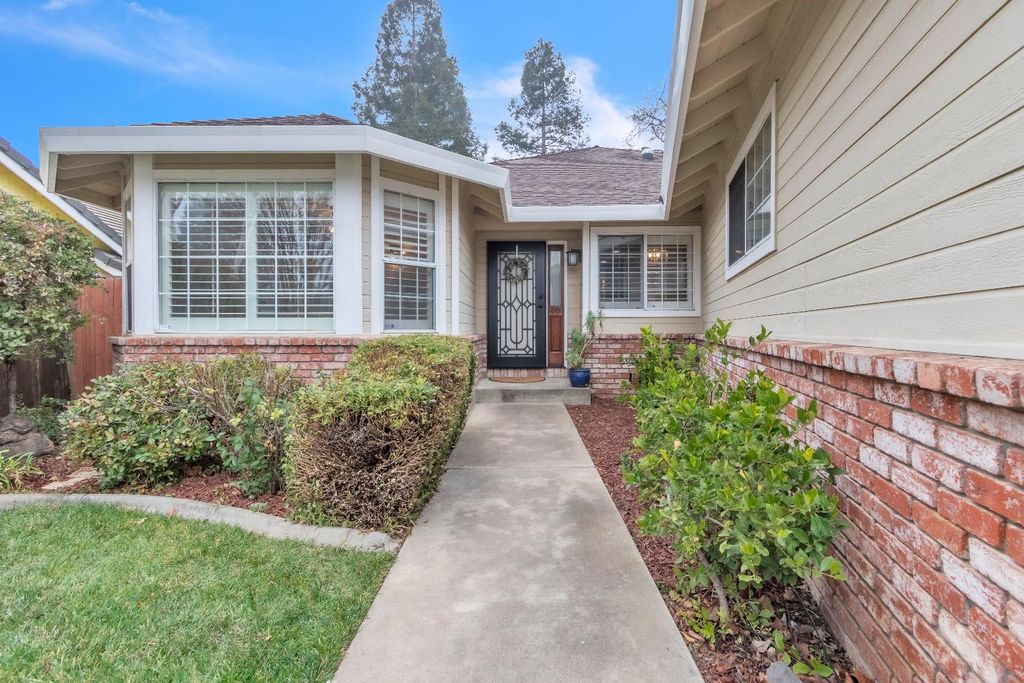 Photo of 8833 Aquarius Avenue, Elk Grove, CA 95624 (MLS # 226003431)