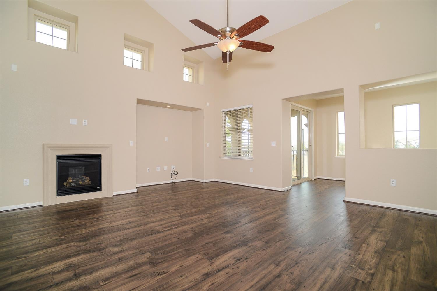 5301 E Commerce Way 9102