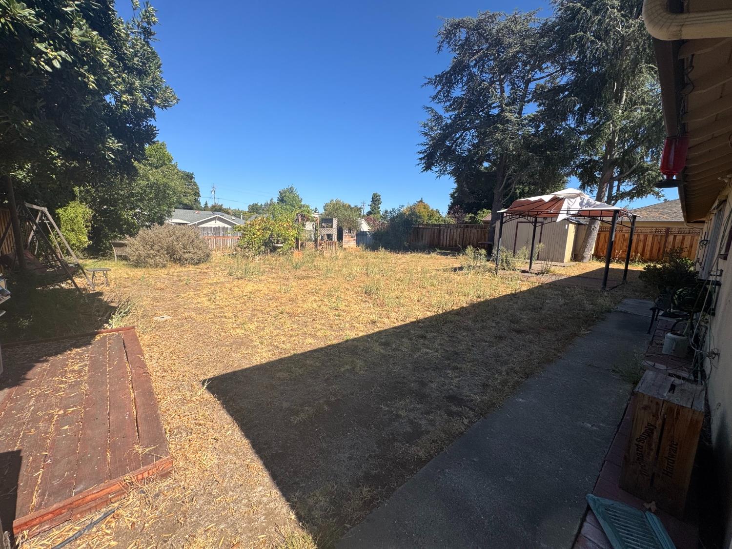 1354 Cordilleras Avenue