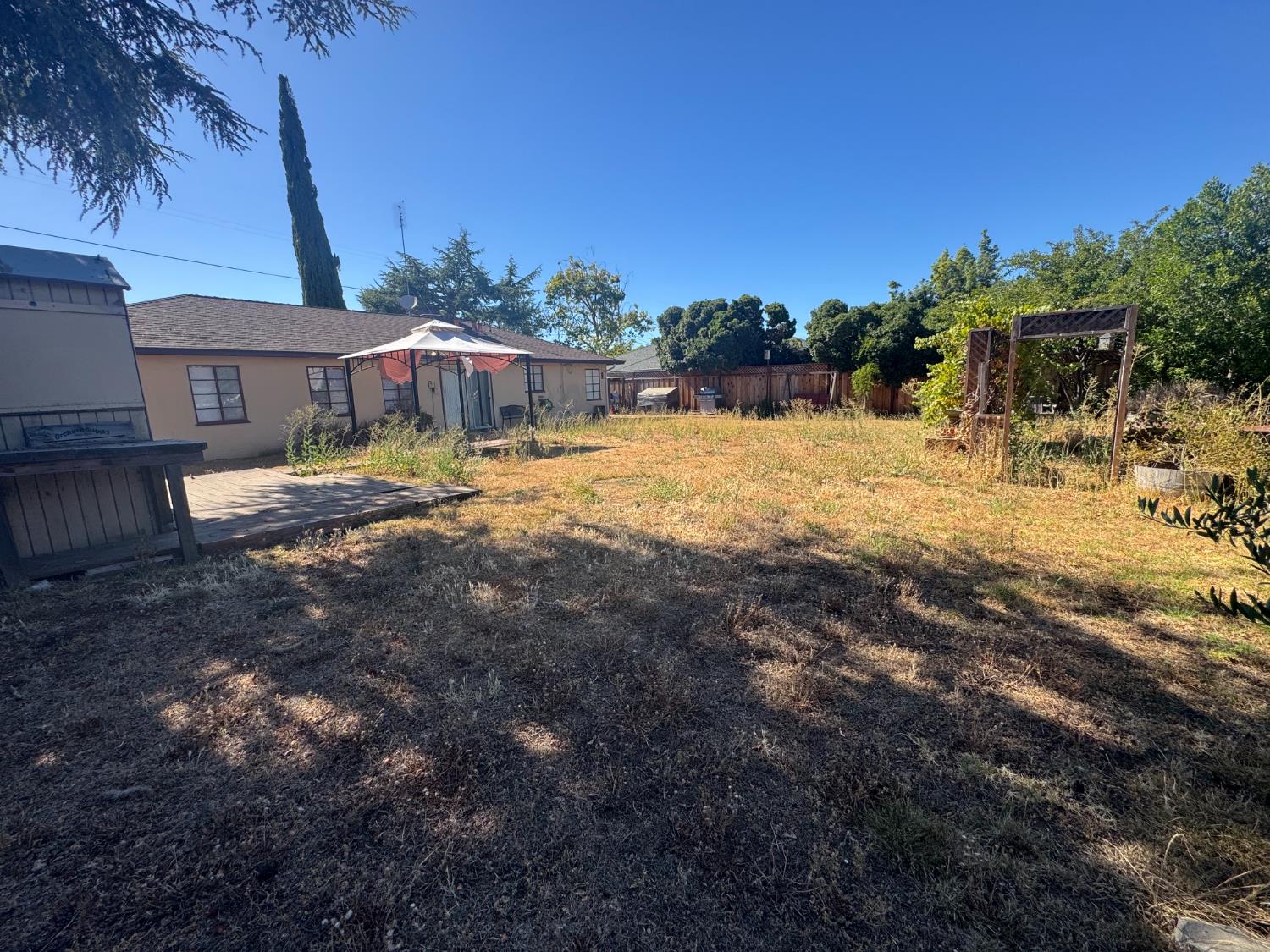 1354 Cordilleras Avenue