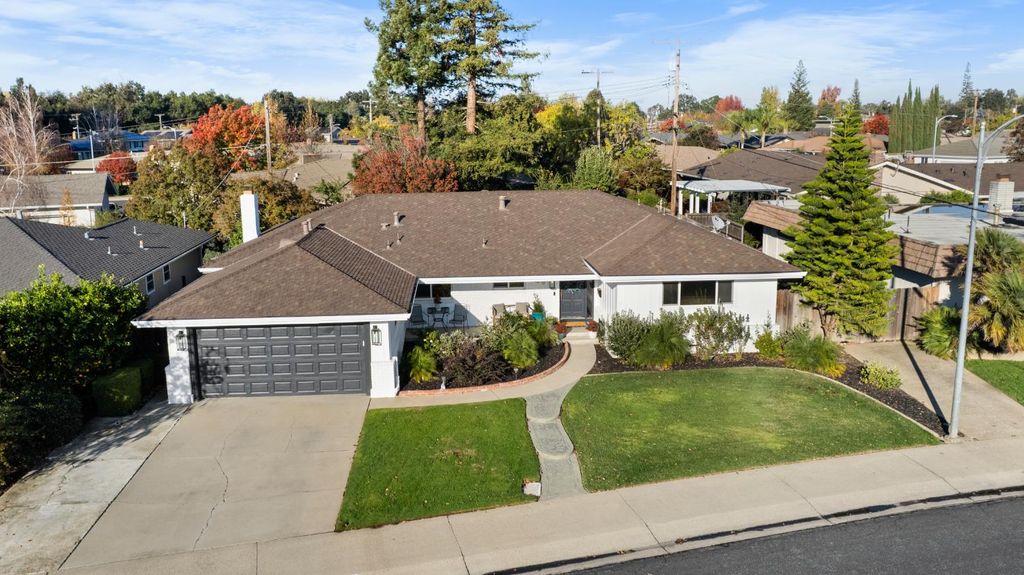 Photo of 909 Greenwood Drive, Lodi, CA 95242 (MLS # 225146689)