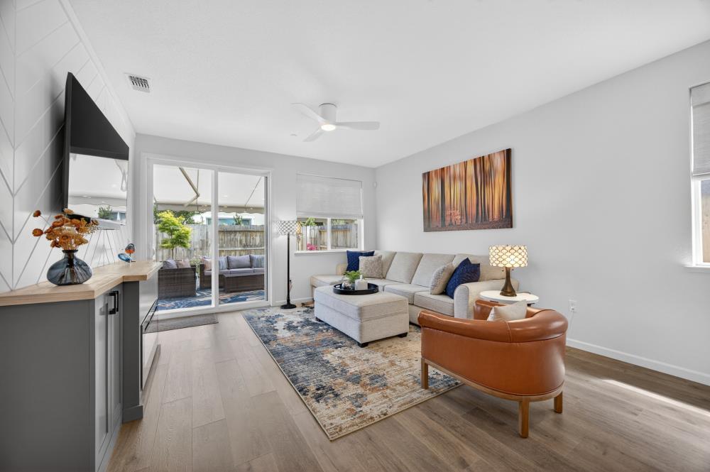 1452 Carson River Loop