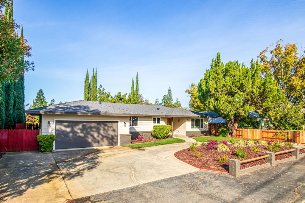 Photo of 965 Jonas Avenue, Sacramento, CA 95864 (MLS # 226029229)