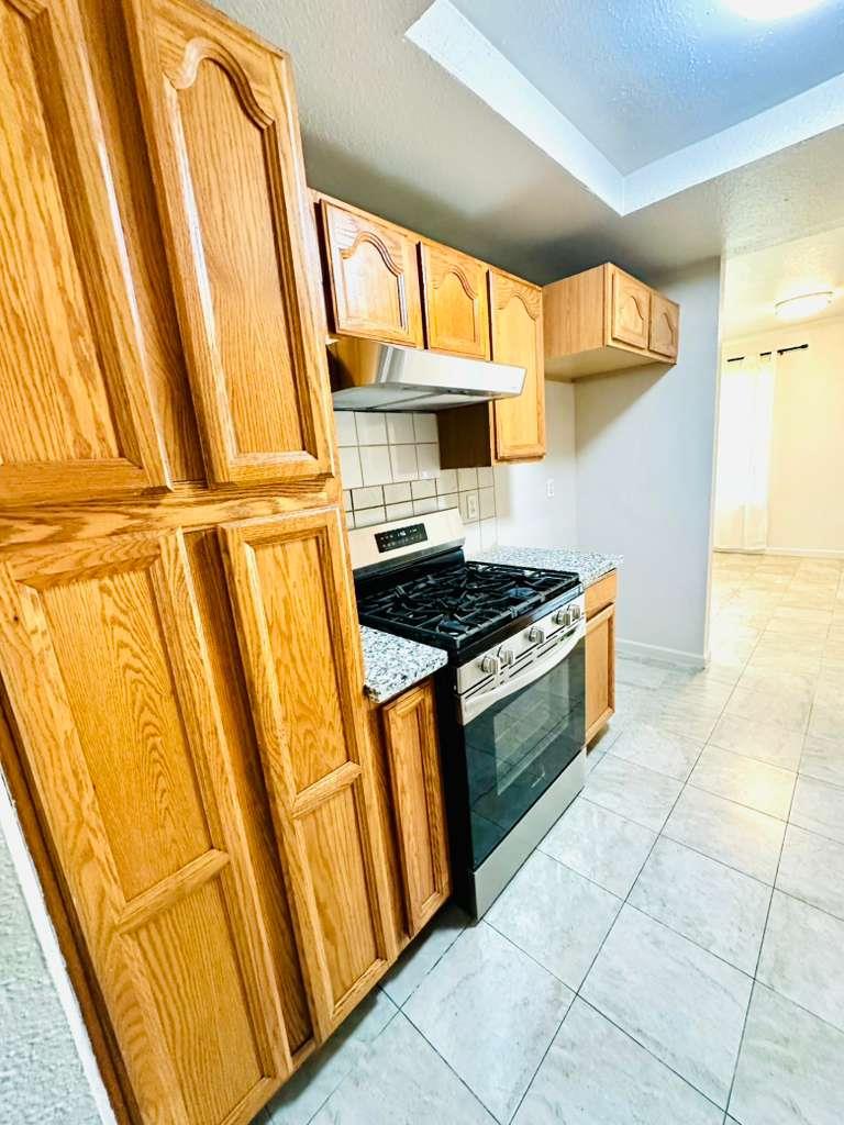 1864 Crestwood Circle