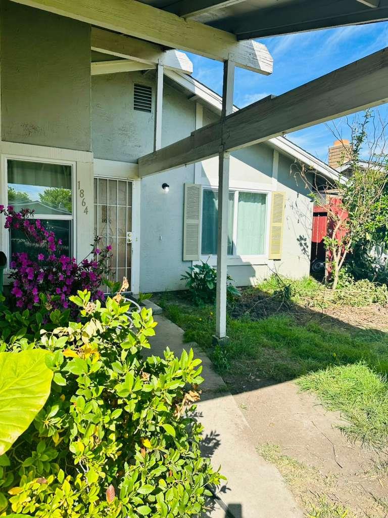 1864 Crestwood Circle