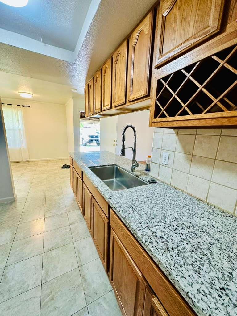 1864 Crestwood Circle