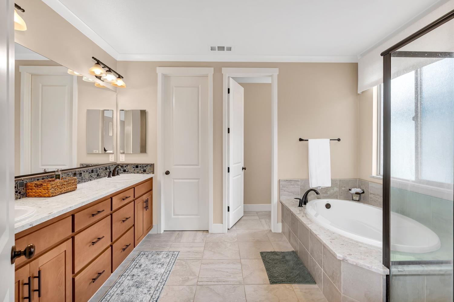 Hollister, California 95023, United States, 3 Bedrooms Bedrooms, ,3 BathroomsBathrooms,Residential,Active,249936