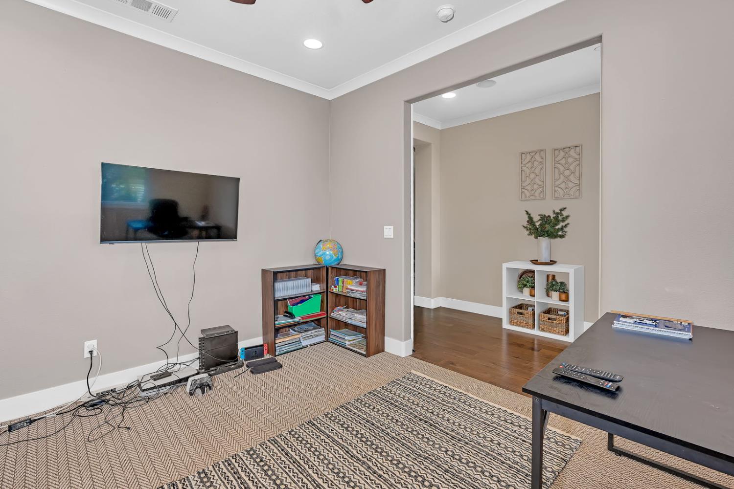 Hollister, California 95023, United States, 3 Bedrooms Bedrooms, ,3 BathroomsBathrooms,Residential,Active,249936