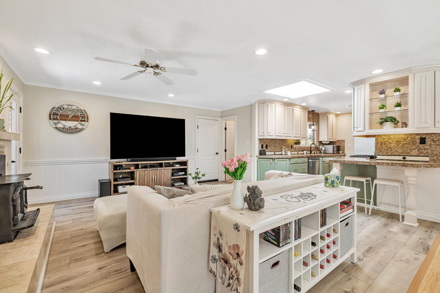 Pleasant Hill, California 94523, United States, 4 Bedrooms Bedrooms, ,3 BathroomsBathrooms,Residential,Active,188915