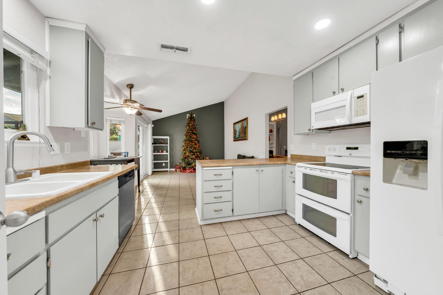 Sacramento, California 95823, United States, 3 Bedrooms Bedrooms, ,2 BathroomsBathrooms,Residential,Active,256745