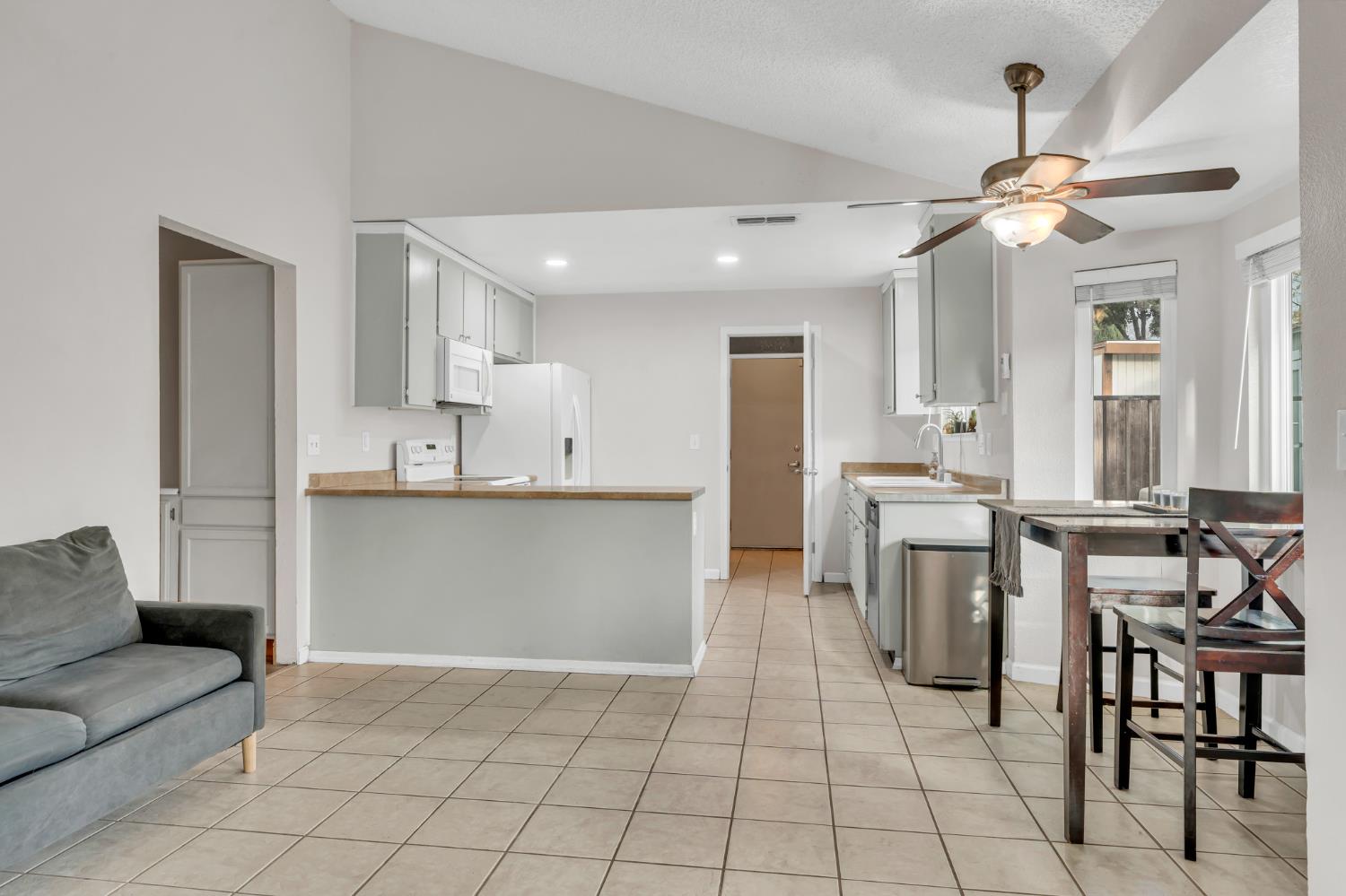 Sacramento, California 95823, United States, 3 Bedrooms Bedrooms, ,2 BathroomsBathrooms,Residential,Active,256745