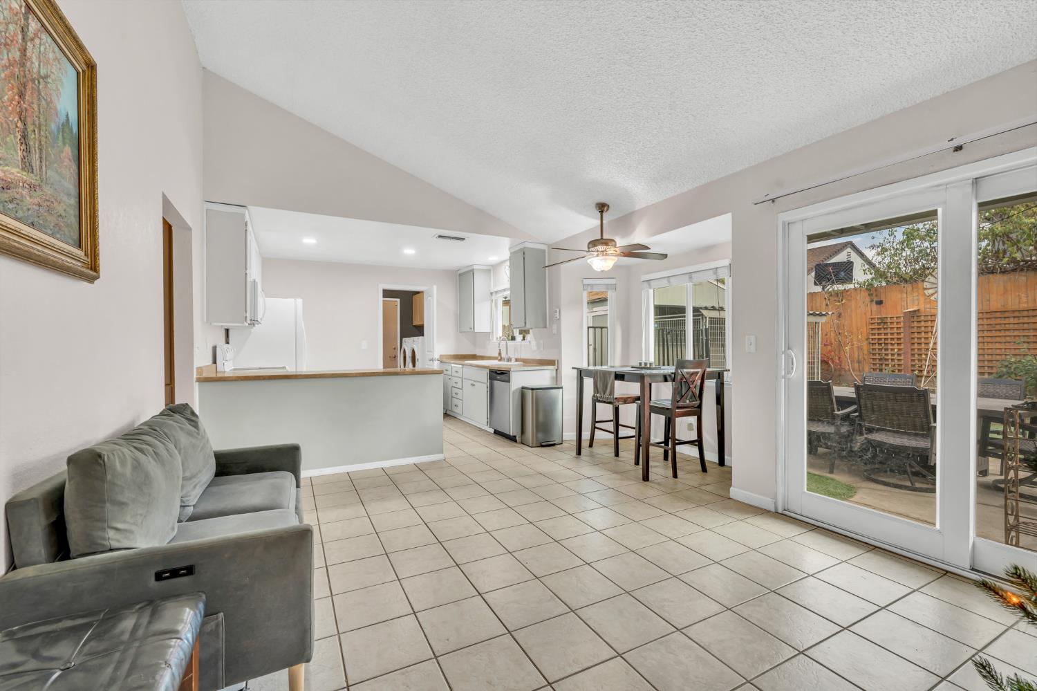 Sacramento, California 95823, United States, 3 Bedrooms Bedrooms, ,2 BathroomsBathrooms,Residential,Active,256745