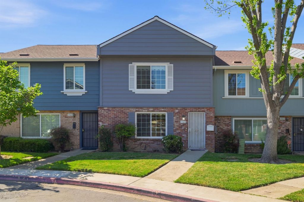 Photo of 3923 Oak Villa Circle, Carmichael, CA 95608 (MLS # 226031230)