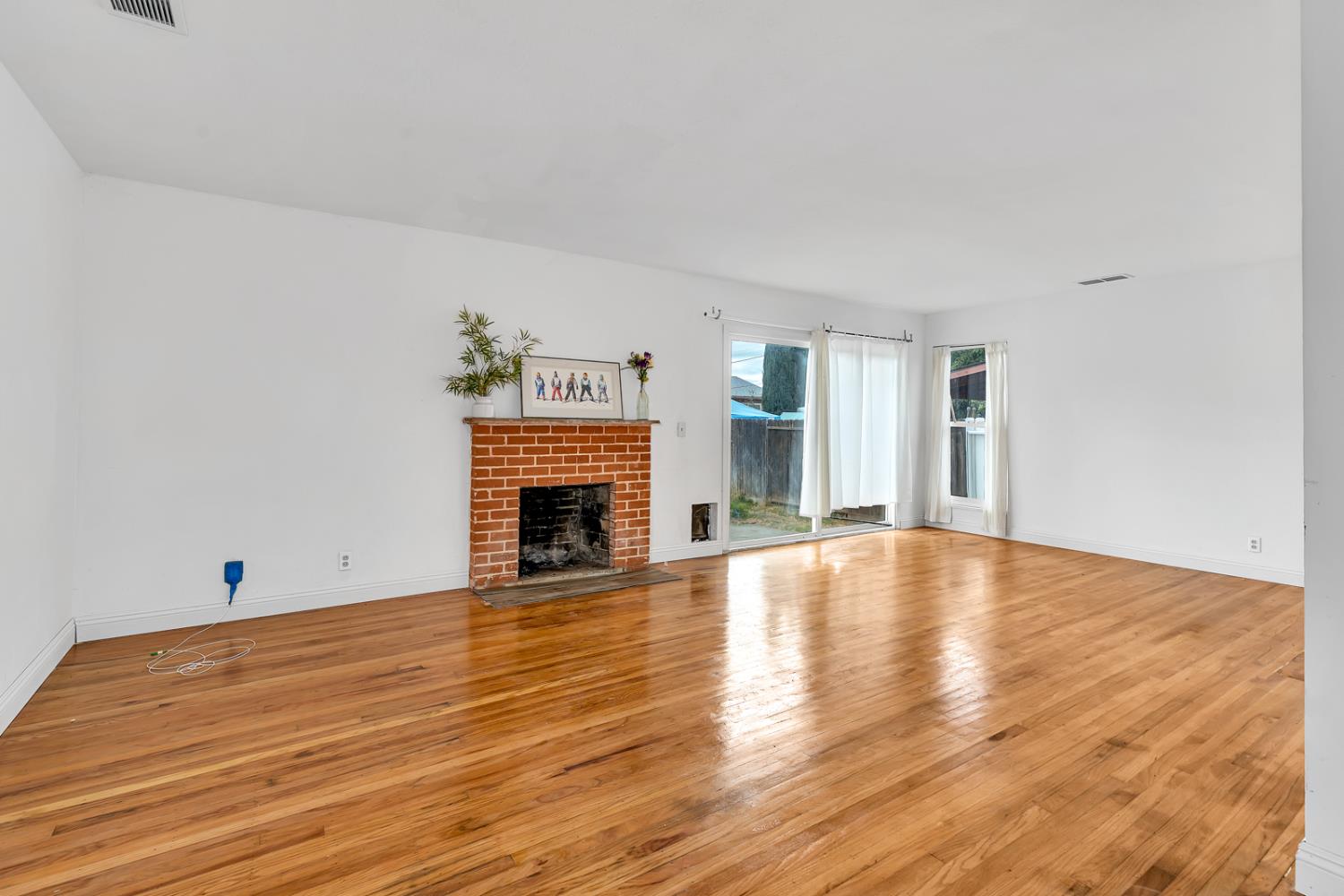 Los Banos, California 93635, United States, 3 Bedrooms Bedrooms, ,2 BathroomsBathrooms,Residential,Active,221538