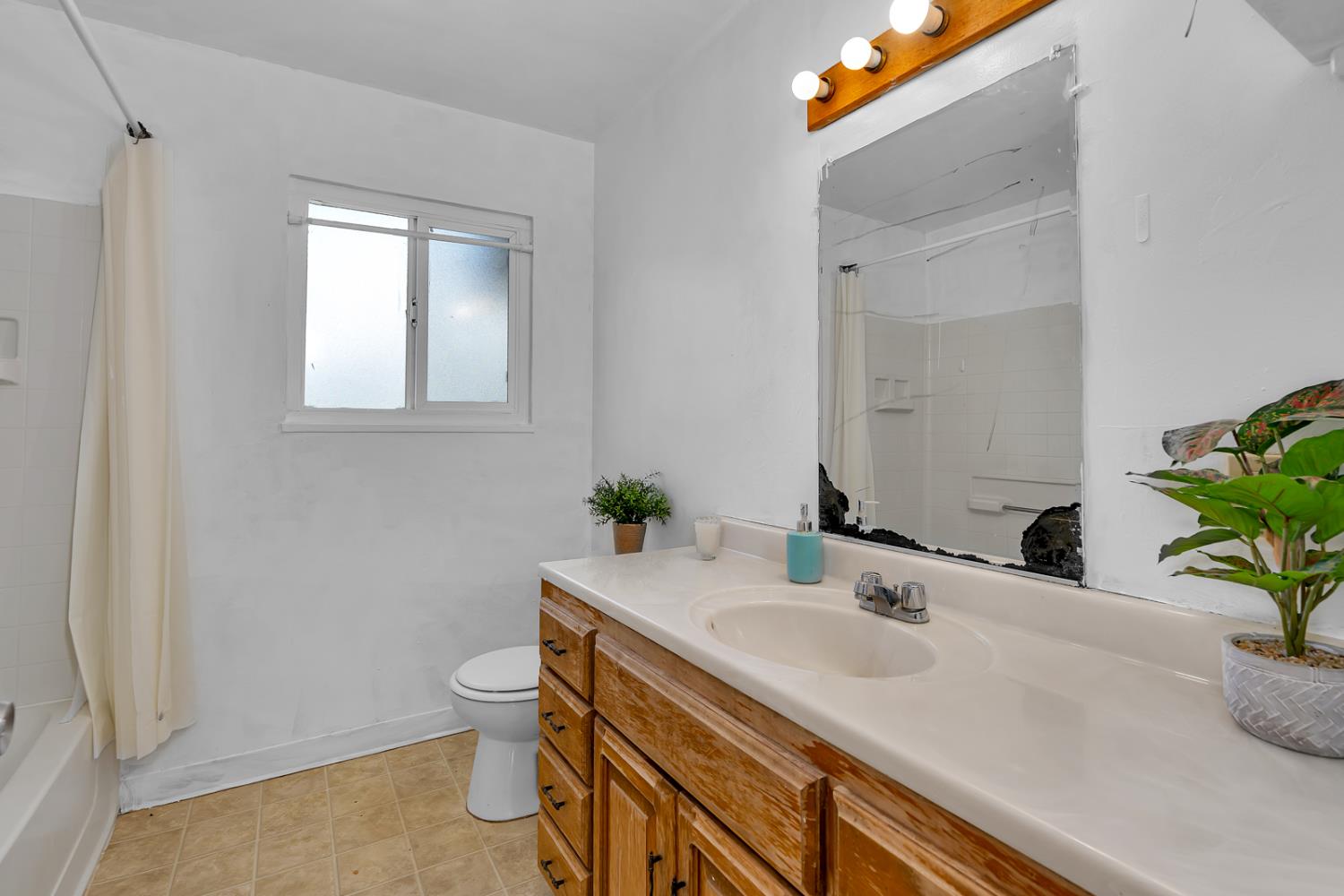 Los Banos, California 93635, United States, 3 Bedrooms Bedrooms, ,2 BathroomsBathrooms,Residential,Active,221538