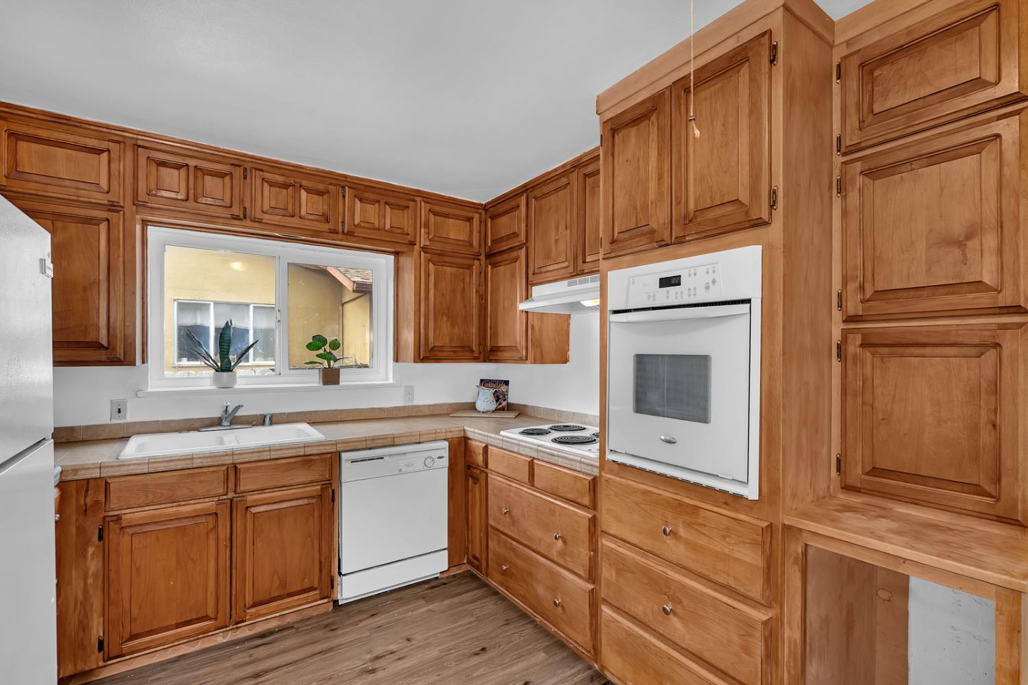 Los Banos, California 93635, United States, 3 Bedrooms Bedrooms, ,2 BathroomsBathrooms,Residential,Active,221538