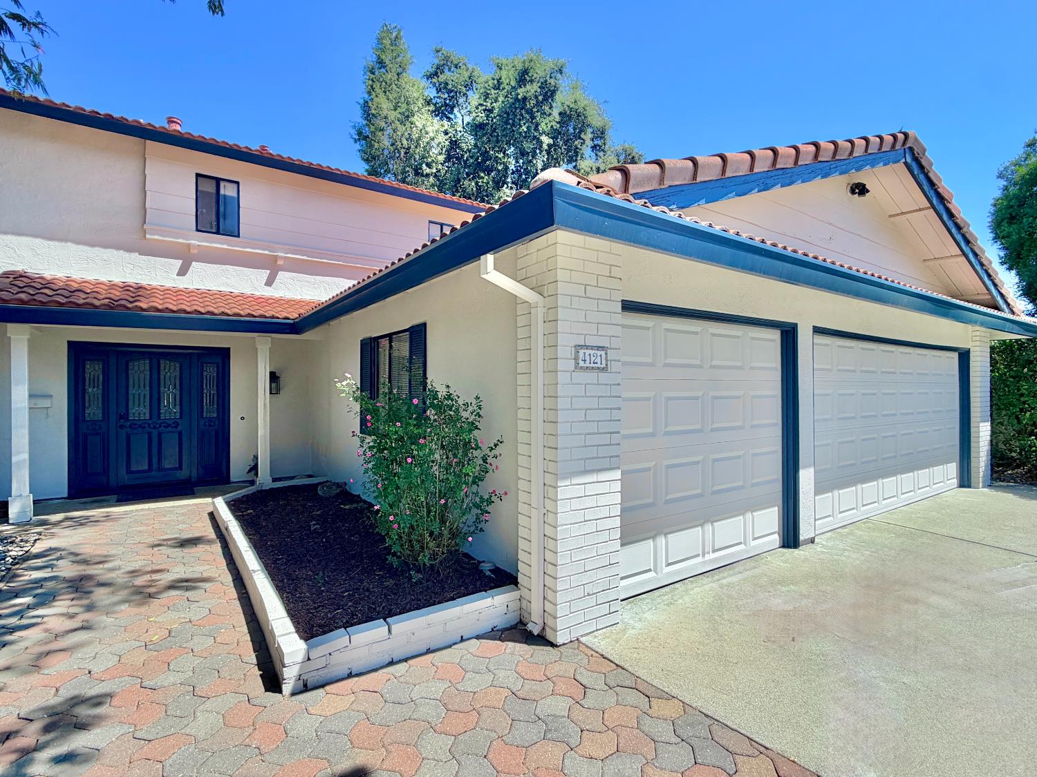 4121 Vista Way